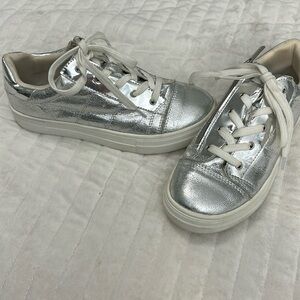 Kidpik silver size 4 tennis shoes
